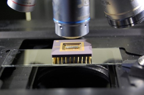Untersuchung eines Mikrochips, die Probenstelle befindet sich in einer Vertiefung von ca. 3 mm.