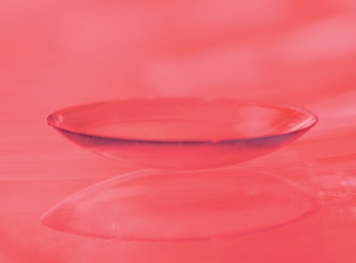 Plasmabehandlung einer formstabilen Kontaktlinse.