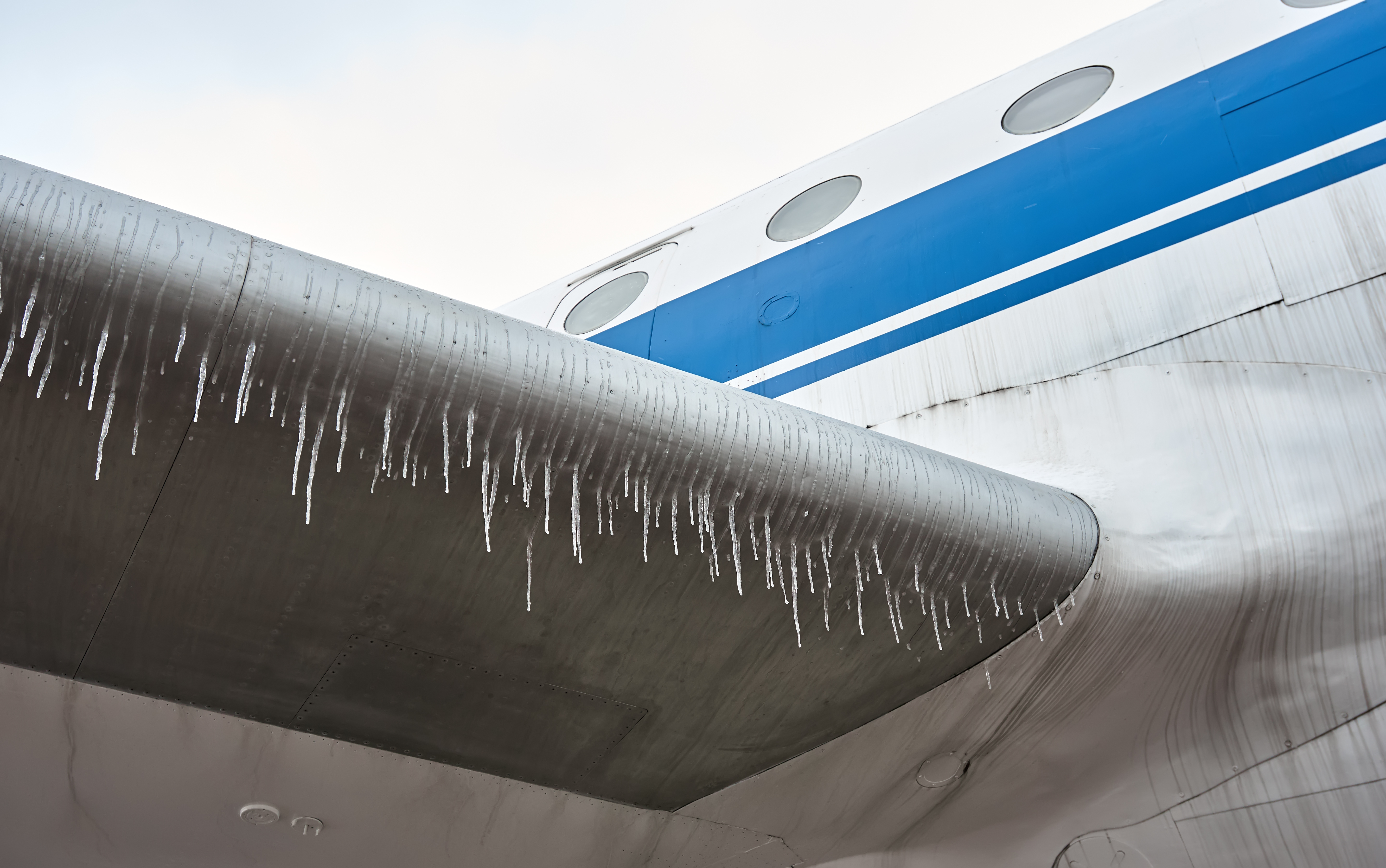 Flugzeugtragefläche mit Eisschicht.