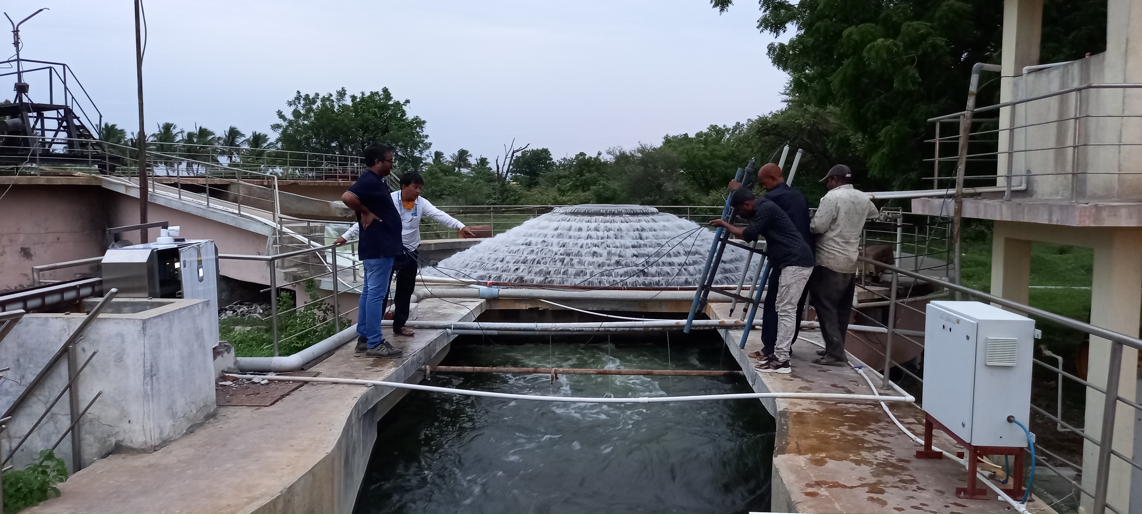 Techniker der Firma Jumo und des Trinkwasserwerks in Solapur installieren die Sensoren.