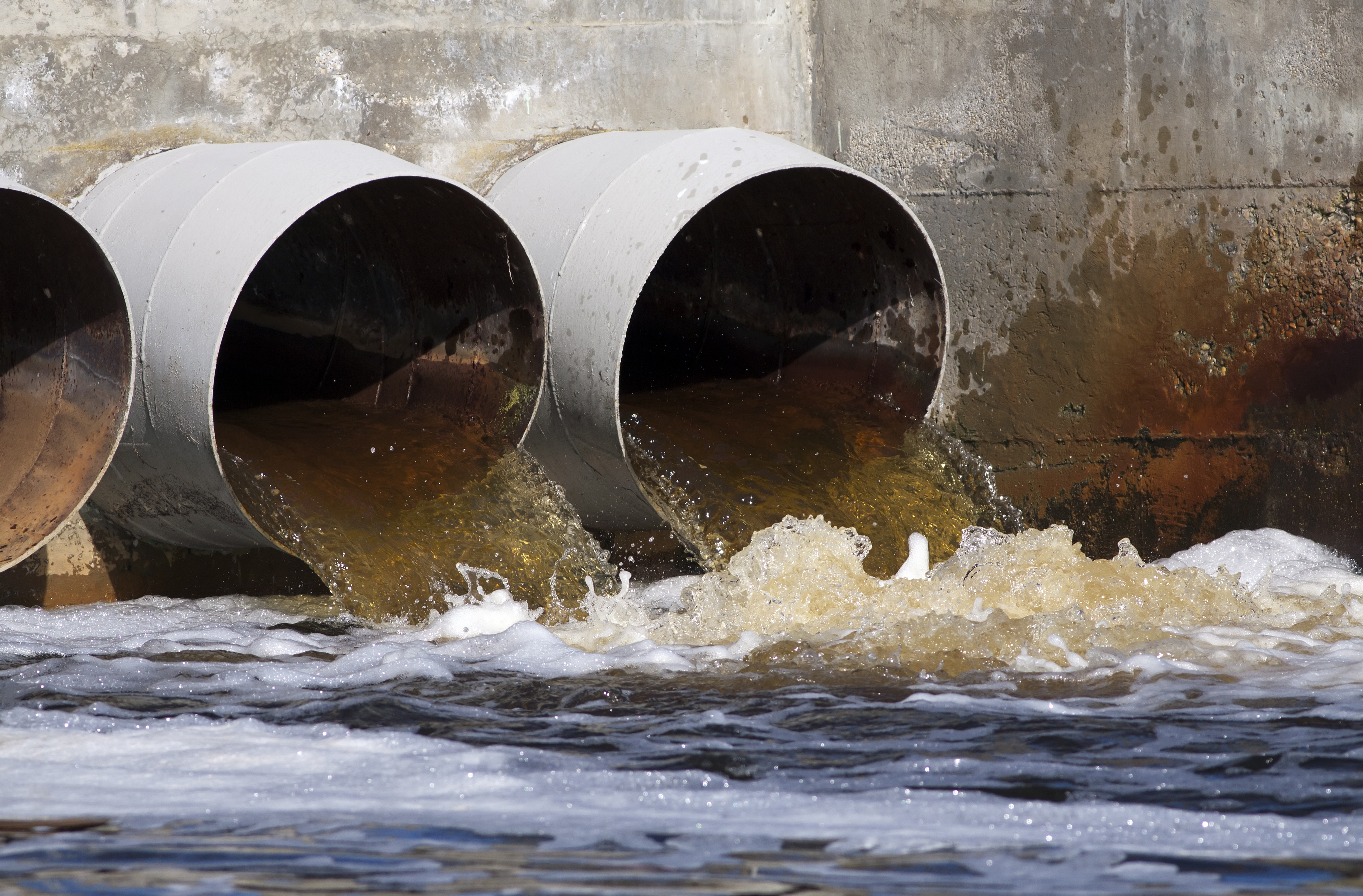 Giftiges Wasser, das aus den Abwasserkanälen in die Umwelt gelangt.