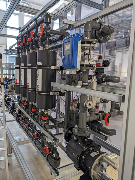 Die AmmoRe-Pilotanlage besteht aus vier parallel angeordneten Hohlfasermembranmodulen, die derzeit rund 300 Liter Prozesswasser pro Stunde aufbereiten.