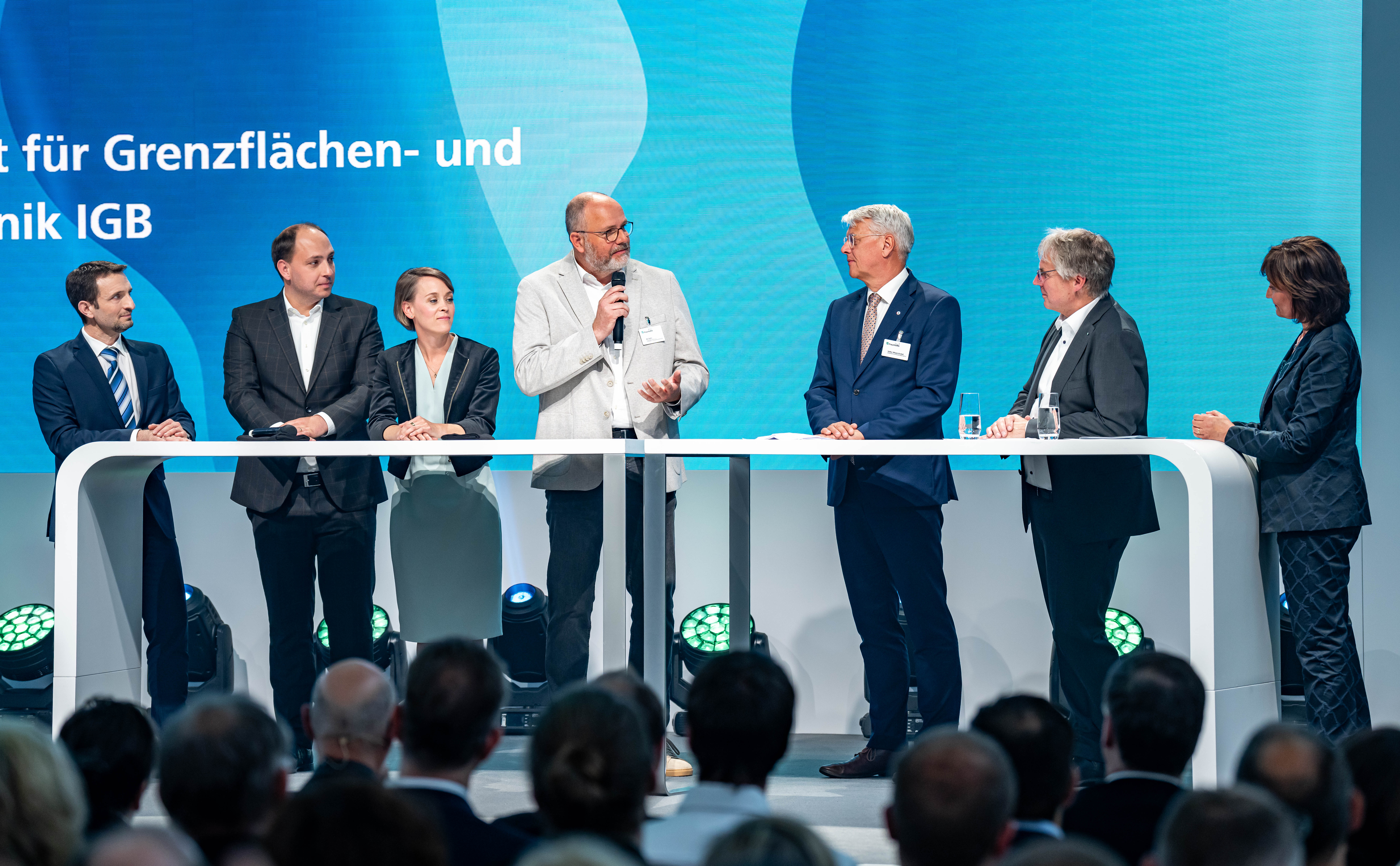 Prof. Dr. Thorsten Brenner, Dr. Philip Stevens, Dr. Silke Gruma und Dr. Kai Sohn präsentieren das Verbundprojekt u.a. dem Fraunhofer-Präsidenten Dr. Holger Hanselka.