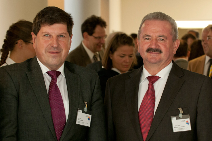 Institutsleiter Prof. Thomas Hirth mit dem Fraunhofer Präsidenten Prof. Reimund Neugebauer. 