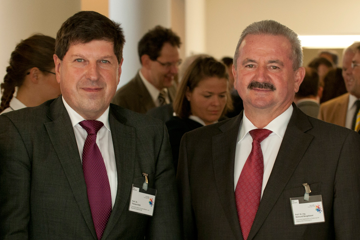 Institutsleiter Prof. Thomas Hirth mit dem Fraunhofer Präsidenten Prof. Reimund Neugebauer. Institutsleiter Prof. Thomas Hirth mit dem Fraunhofer Präsidenten Prof. Reimund Neugebauer.
