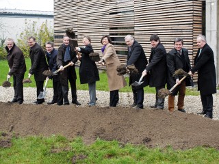 Spatenstich für den Erweiterungsbau.