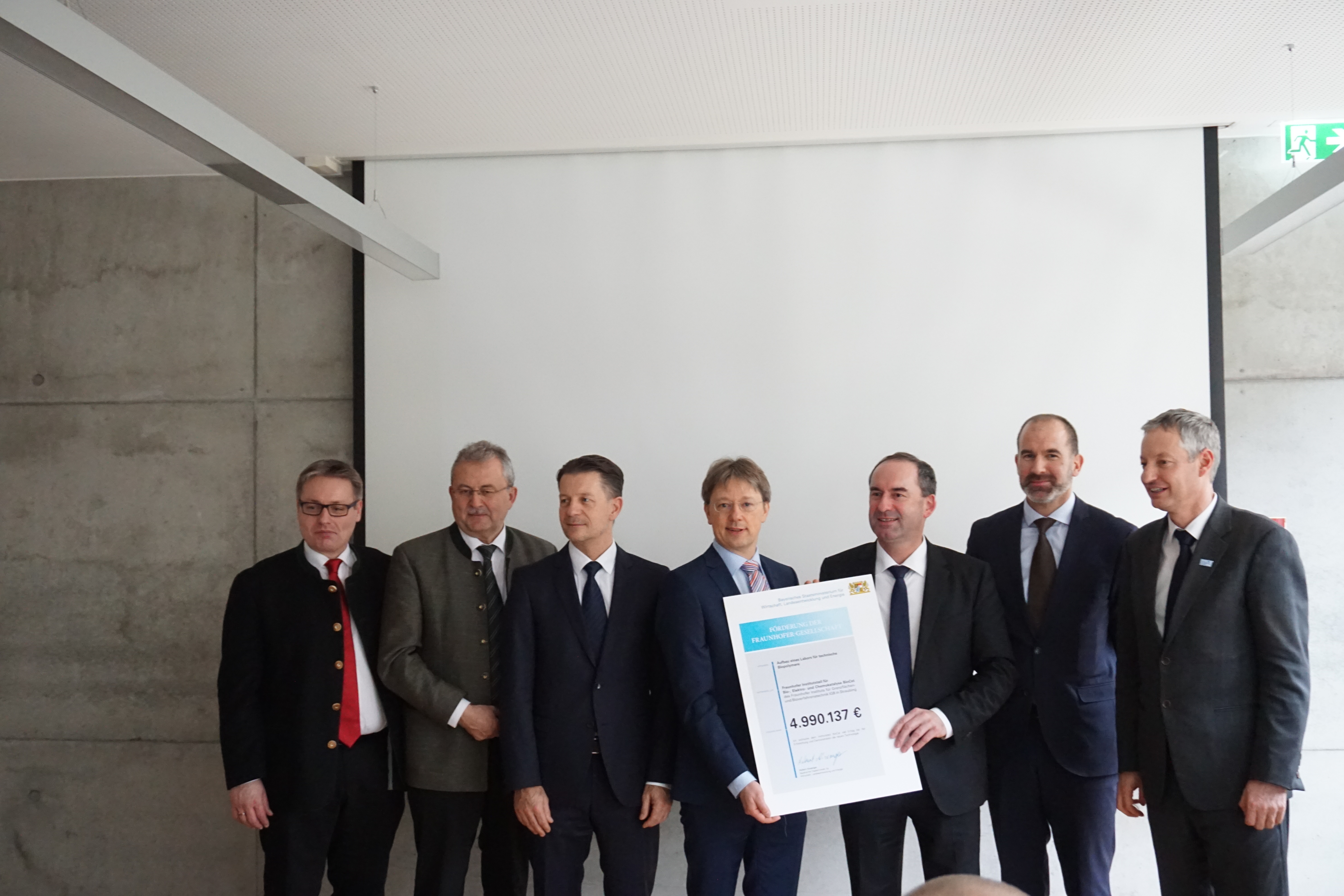Übergabe des Zuwendungsbescheids für das Labor für Technische Biopolymere bei BioCat in Straubing durch den bayerischen Wirtschaftsminister Aiwanger.