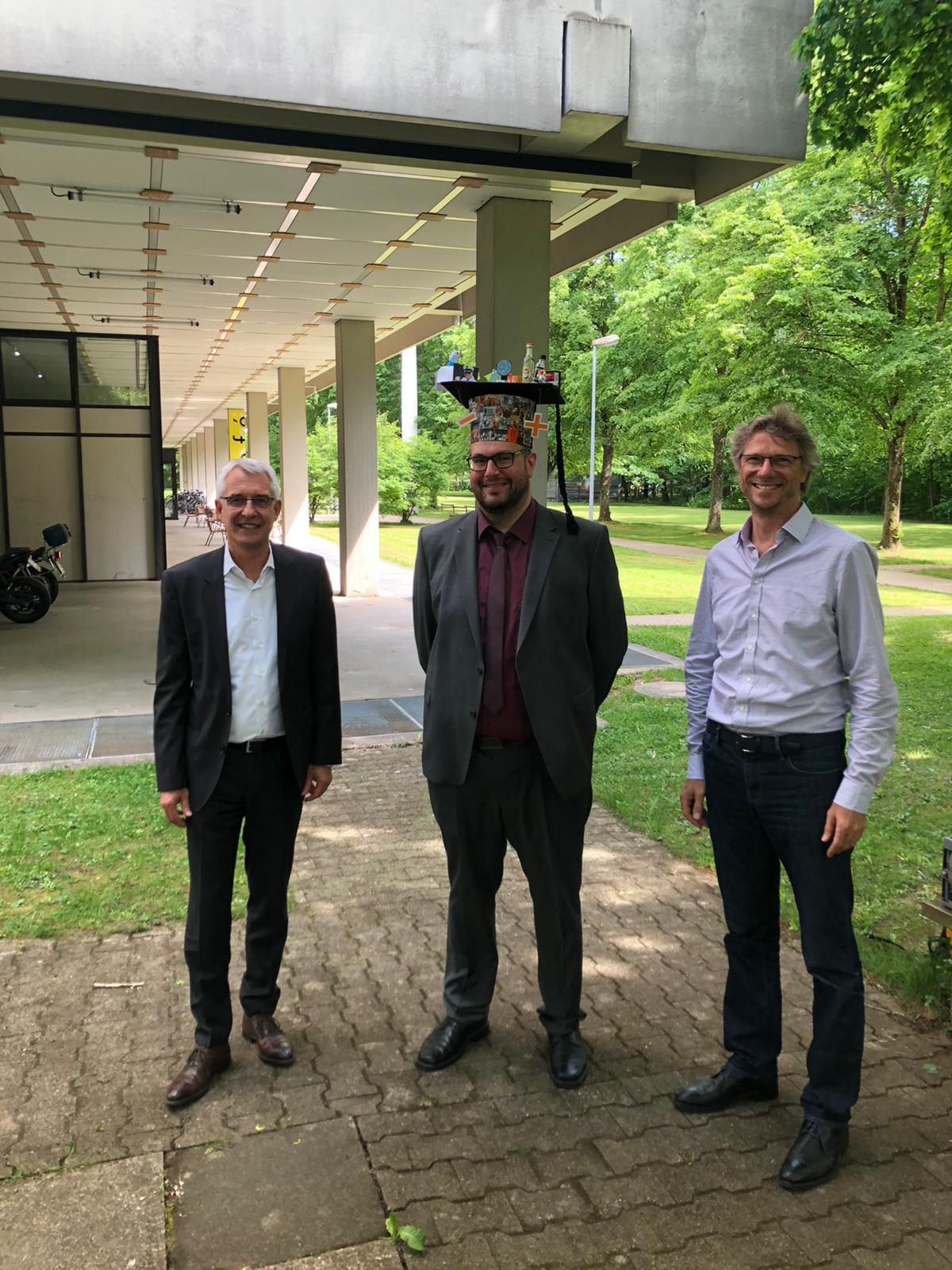 Mit seiner Doktorprüfung am 19. Mai 2022 schloss Tobias Götz (Mitte) seine Doktorarbeit erfolgreich ab. Links: Prüfungsvorsitzender Prof. Dr.-Ing. Götz Gresser, rechts: Hauptberichter Prof. Dr. Günter Tovar.