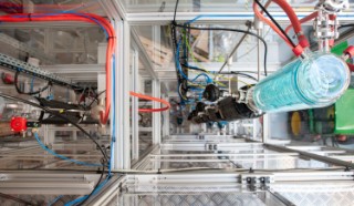 Neben der Demonstrationsanlage am TUM Campus Straubing produzieren Forschende auch an acht weiteren Standorten neue Kraftstoffe.