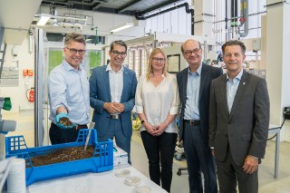 Die Gäste zeigen sich beeindruckt von den Möglichkeiten einer Insektenbioraffinerie (v.l.n.r.): Bernd Mettenleiter (Mitglied des Landtags Baden-Württemberg), Dr. Andre Baumann (Staatssekretär im Ministerium für Umwelt, Klima und Energiewirtschaft Baden-Württemberg), Dr.-Ing. Susanne Zibek (Projektkoordinatorin am Fraunhofer IGB), Miguel Avila (Referent der Generaldirektion für Regionalpolitik und Stadtentwicklung der Europäischen Kommission), Dr. Markus Wolperdinger (Institutsleiter des Fraunhofer IGB).