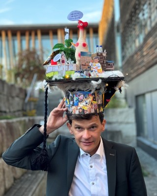 Andreas Schieder mit Doktorhut nach seiner erfolgreichen mündlichen Prüfung