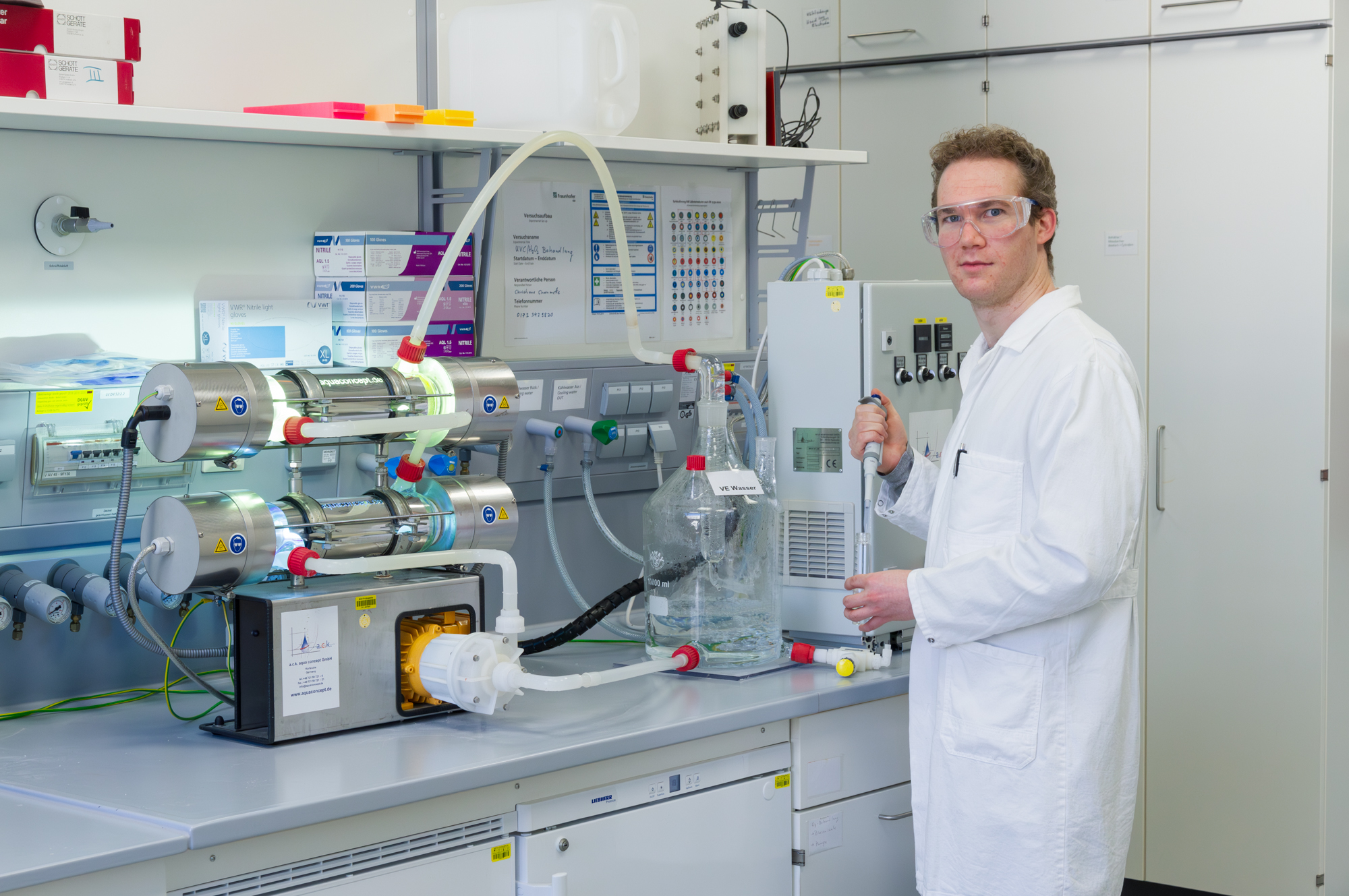 Dr. Benjamin Wriedt bei der Probennahme am Vorratsgefäß eines Photoreaktors.