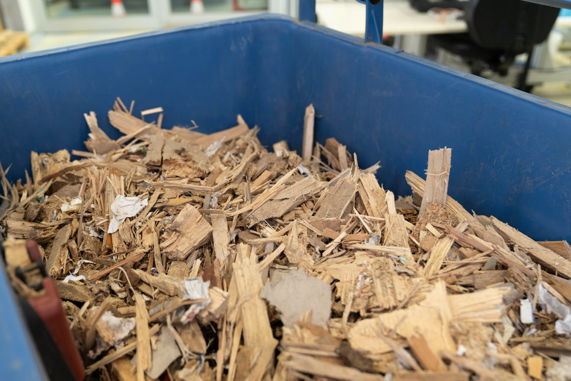 Mit Holzschutzmitteln behandeltes Altholz muss derzeit in genehmigten Großkraftwerken verbrannt werden. In H<sub>2</sub>Wood entstehen daraus Wasserstoff, Carotinoide und Stärke. 
