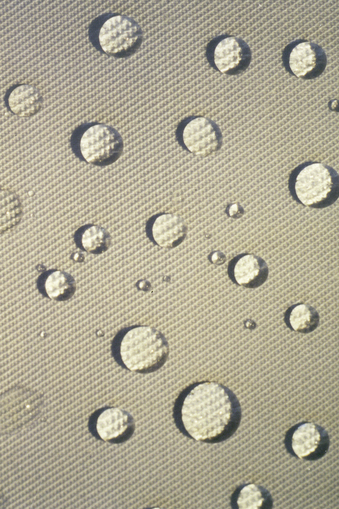 Die mit Funktionsproteinen ausgerüsteten Textilien weisen hydrophobe Eigenschaften auf. 