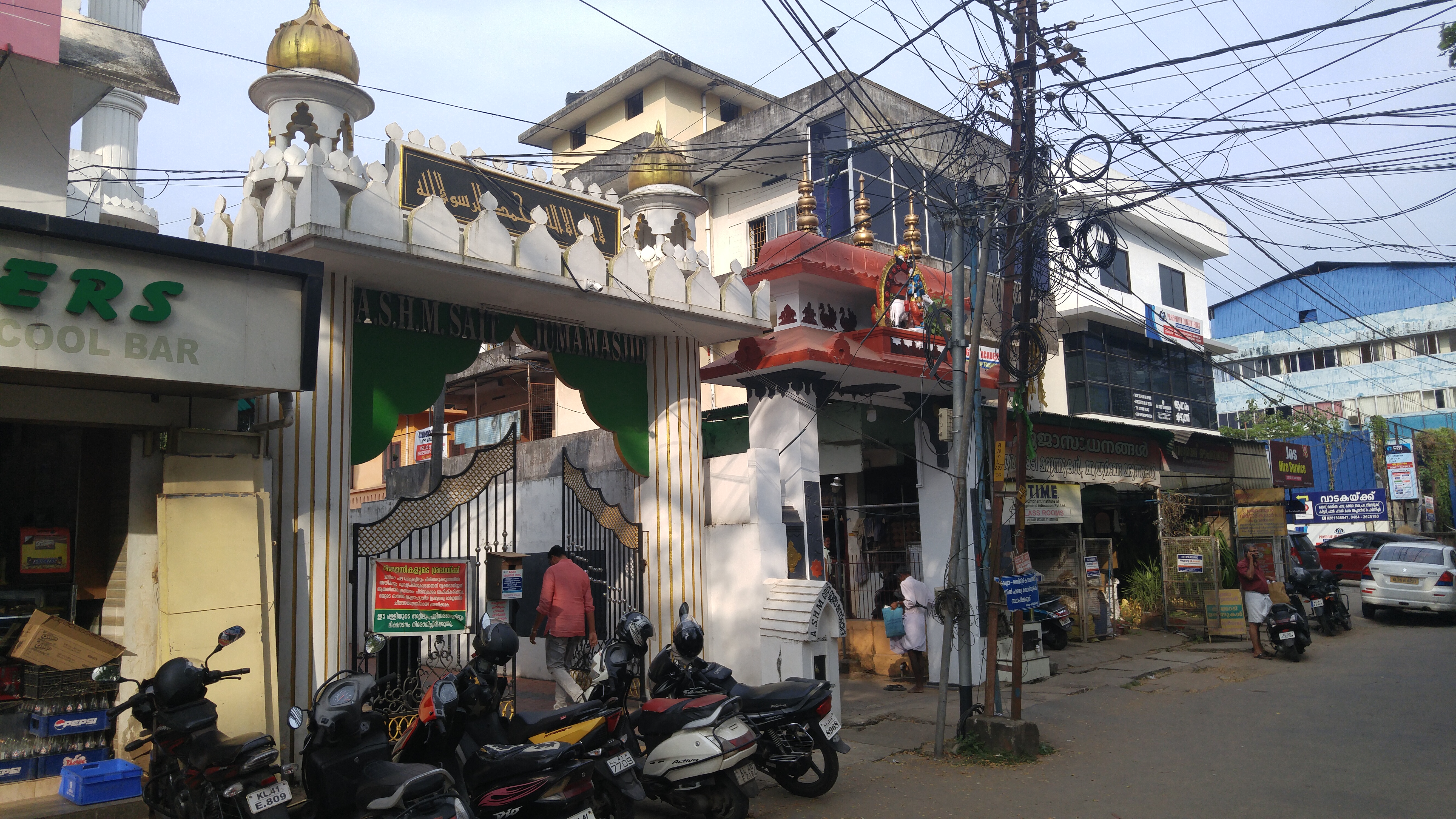 Blick auf Gebäude einer Straße in der indischen Stadt Kochi.