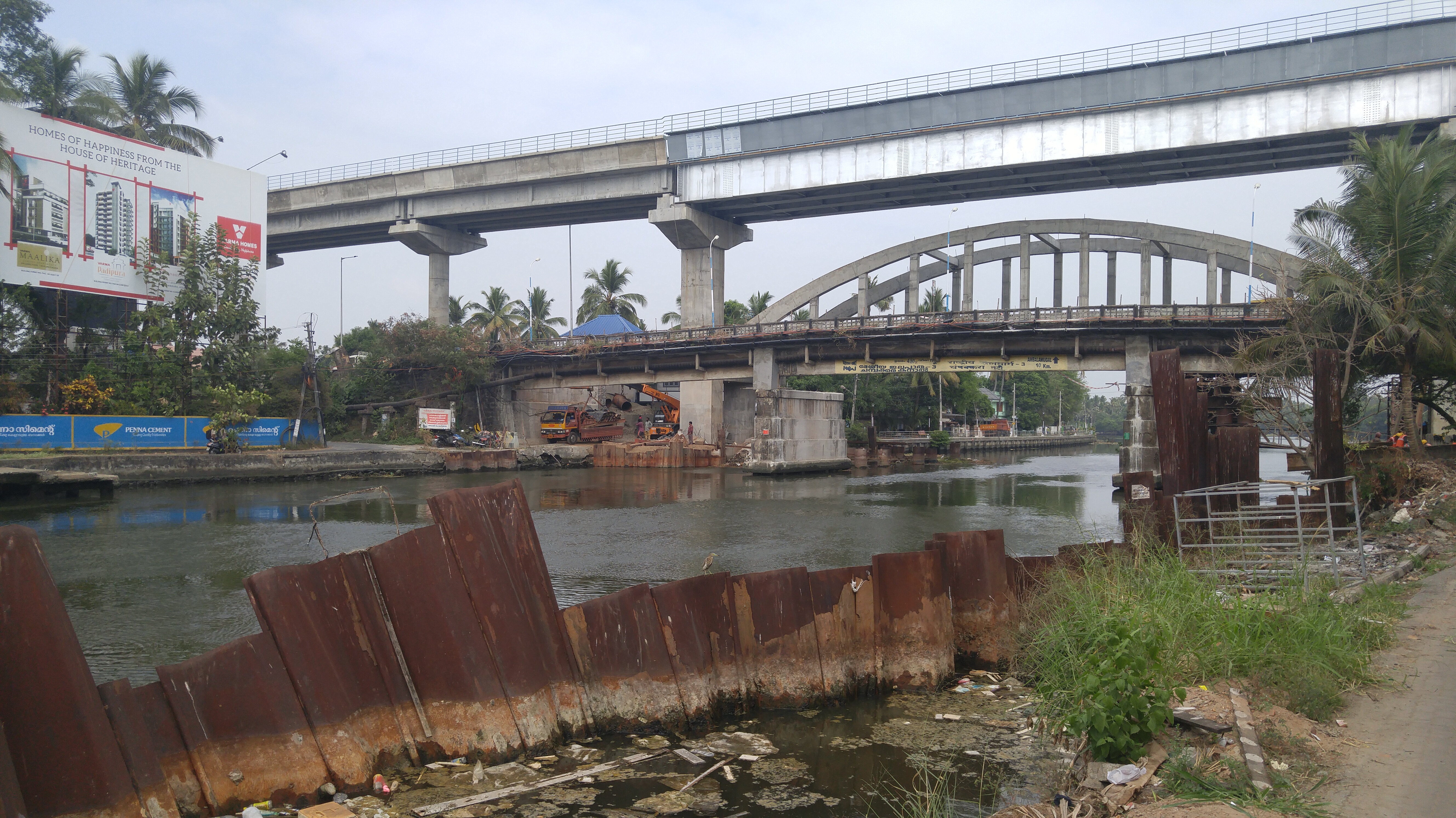 Kanal in Kochi, mit Brücke der neuen Metro.