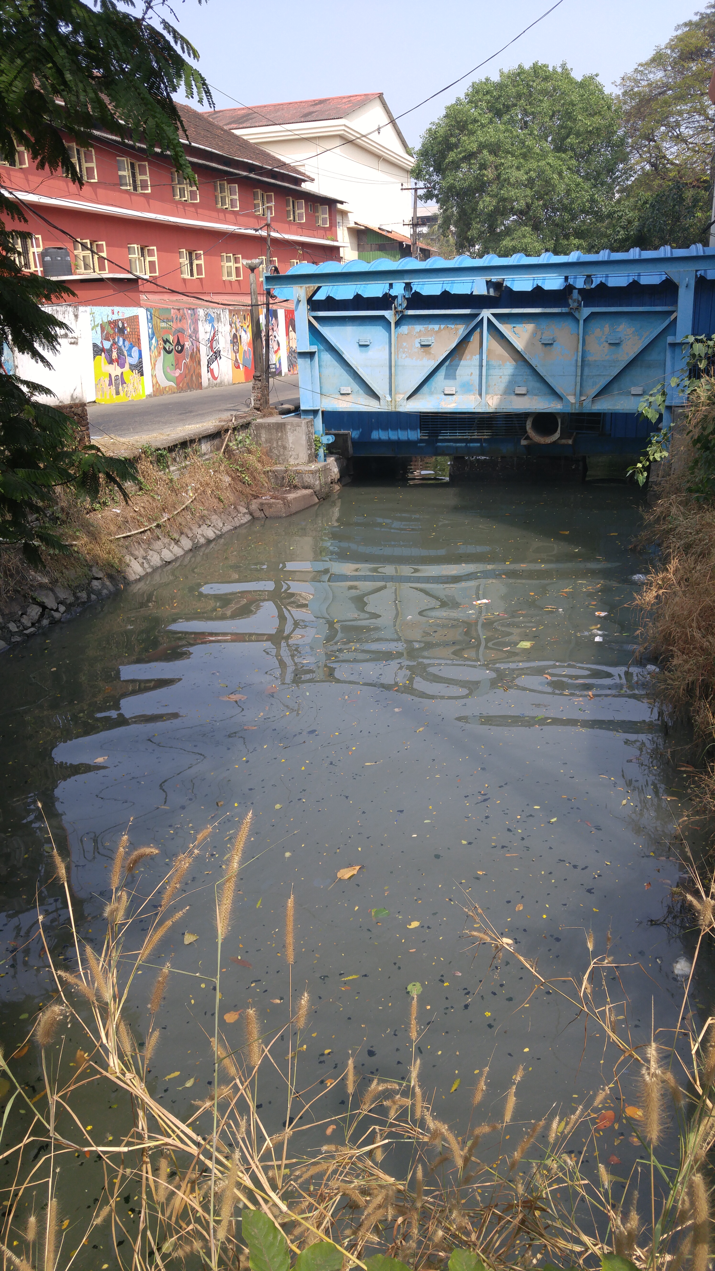 Verschmutzter Kanal in Kochi, Indien.