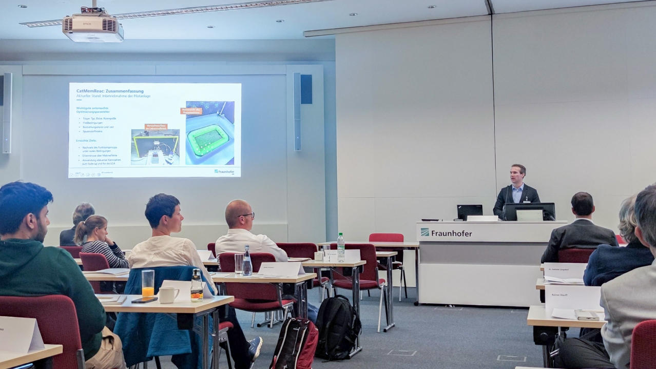 Dr. Benjamin Wriedt gave a lecture at the wastewater colloquium on the topic of "UV- and sunlight-driven photocatalysis".