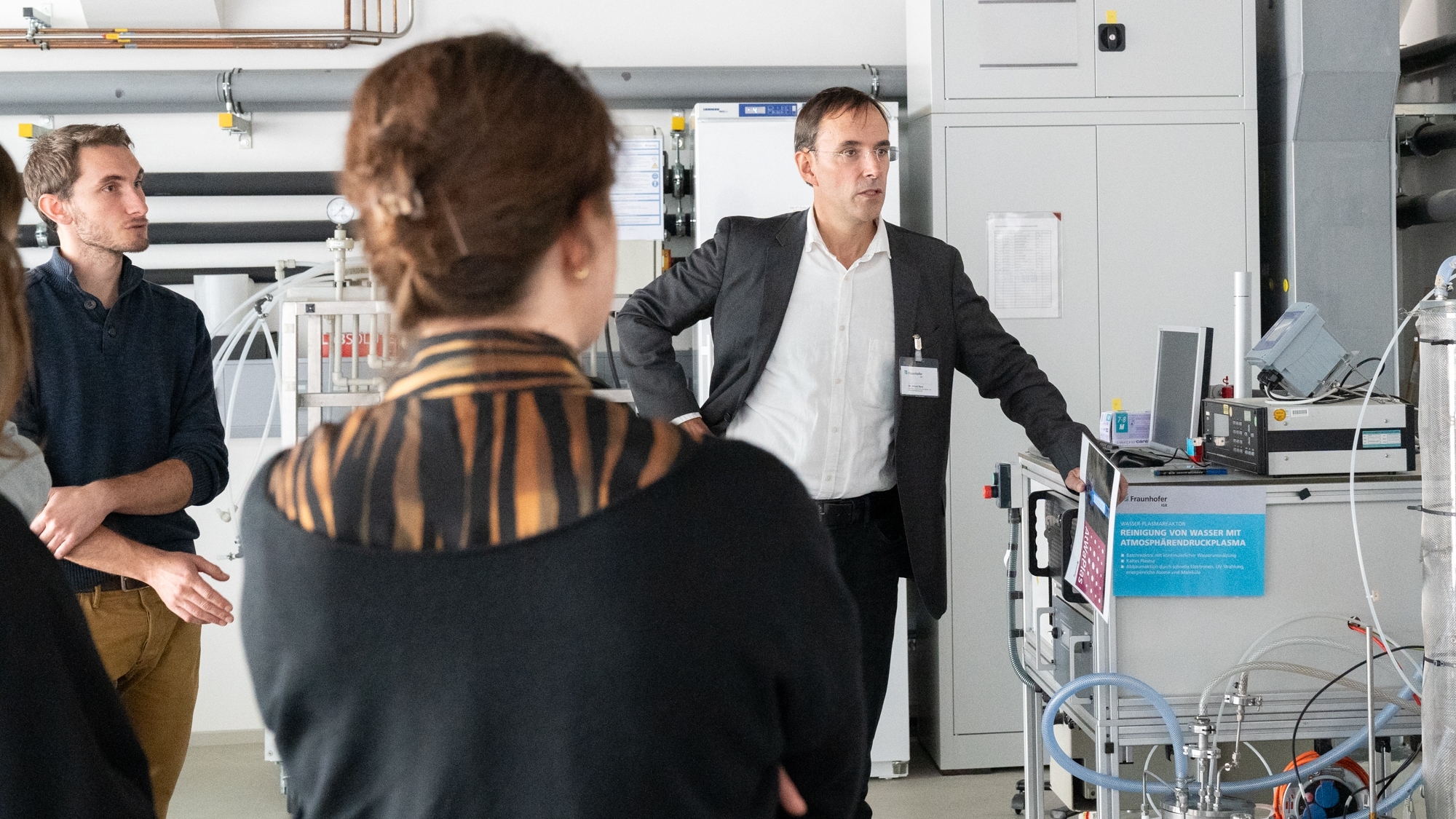 During the subsequent tour, Dr. Jakob Barz demonstrated the pilot plant setup for the removal of trace substances from water using plasma technology.