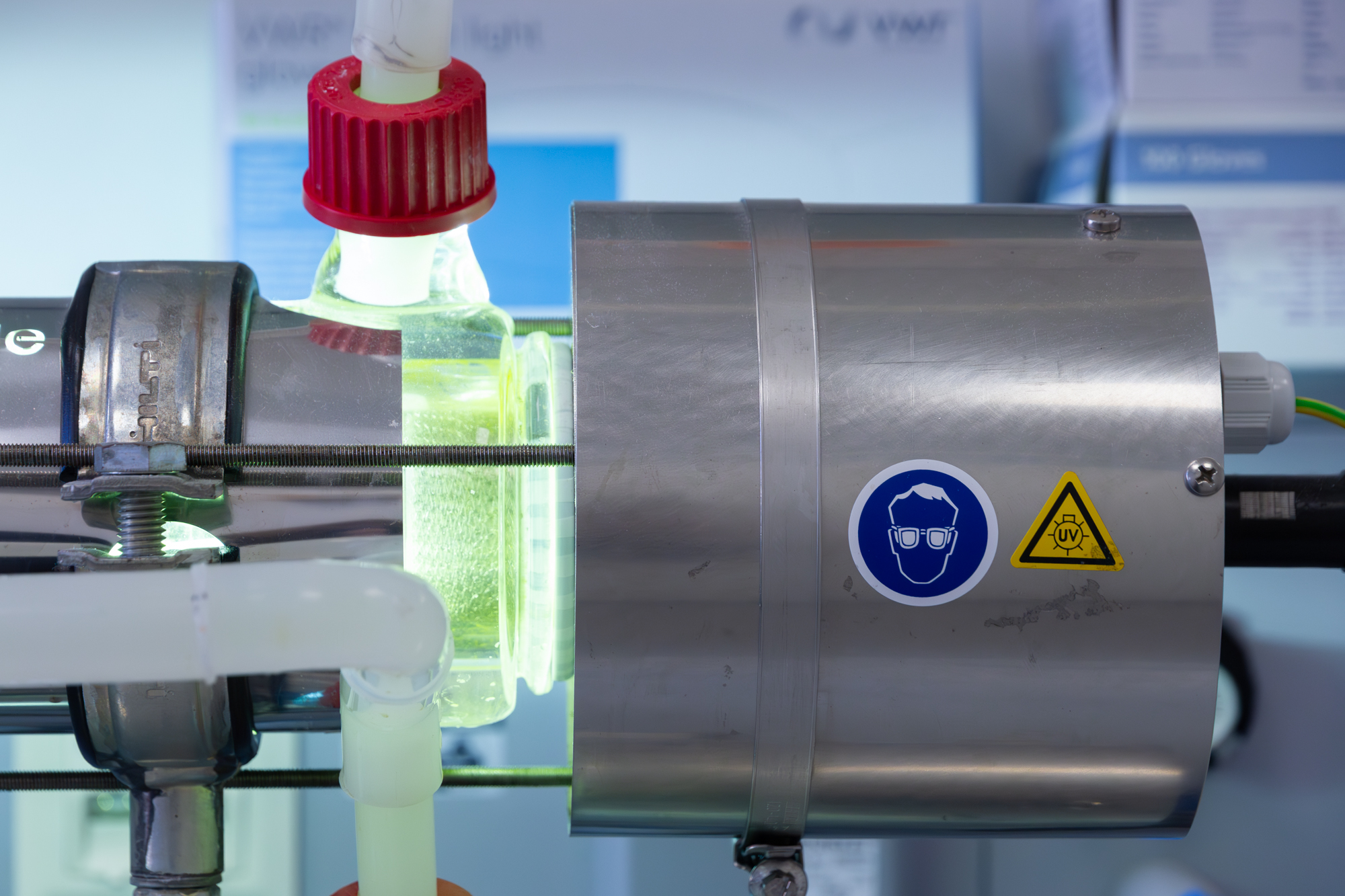 Batch-Reaktor zur UV-C/H2O2-Behandlung von Wasser.