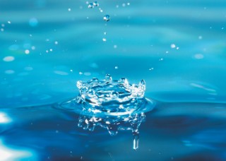 Wasser-Symbolbild Wasserkrone eines einschlagenden Tropfens