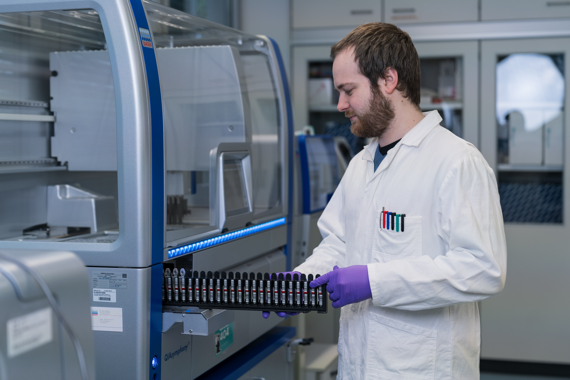 Die zellfreie DNA wird anschließend sequenziert. Sequenzen der Tumor-DNA, die sich durch ein ganz bestimmtes Methylierungsmuster von der gesunder Zellen unterscheidet, werden von einem bioinformatischen Algorithmus aus der Flut der Daten erkannt.