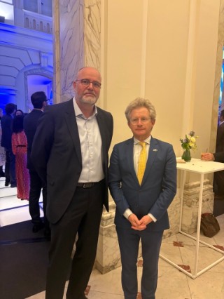 EARTO Innovation Award Verleihung des EARTO Innovation Awards 2025 in Brüssel: IGB-Preisträger Dr. Kai Sohn (links) mit Michiel Scheffer, President of the Board of the European Innovation Council.