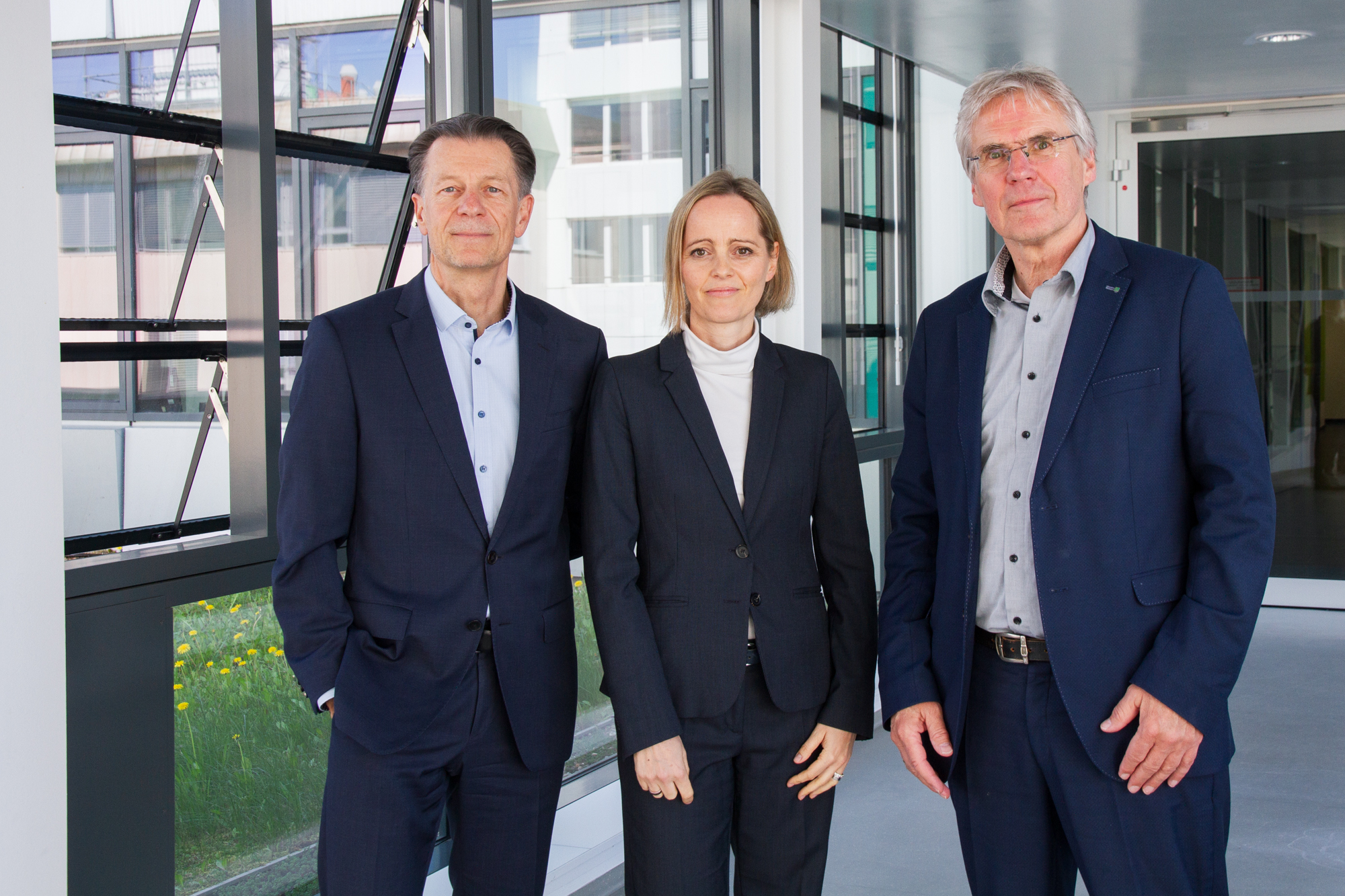 Prof. Petra Kluger (Mitte) bildet seit dem 1. Juni 2025 zusammen mit Dr. Markus Wolperdinger (links) die neue Doppelspitze des Fraunhofer IGB, hier mit Fraunhofer-Präsident Prof. Holger Hanselka (rechts) bei ersten Gesprächen am Fraunhofer-Campus Stuttgart.
