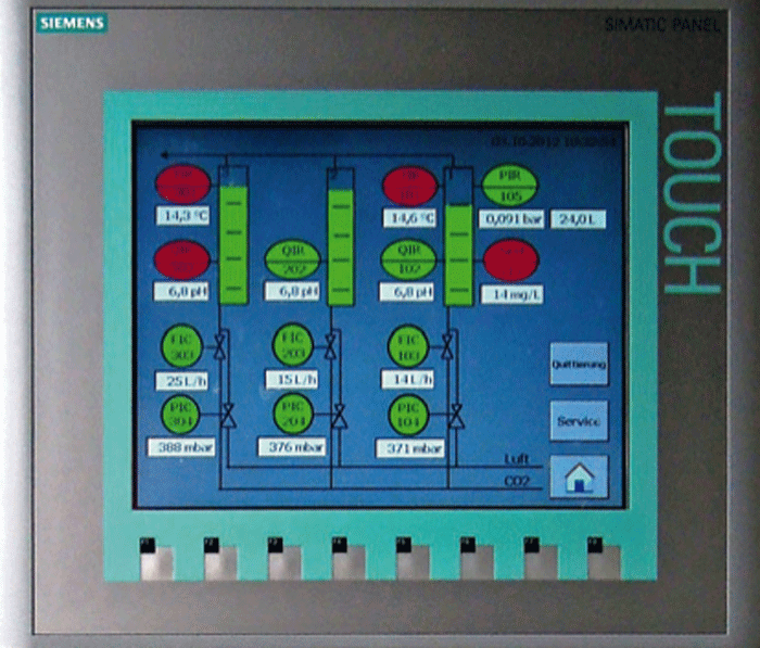 Process visualization on the display screen of the SIMATIC S7-1200 controller.