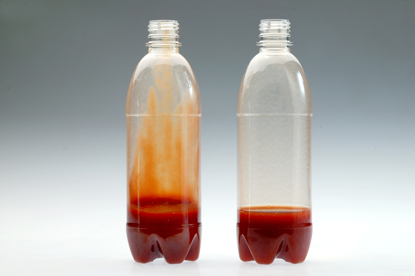 Run-off behaviour of ketchup in an uncoated (left) and a plasma-coated (right) PET bottle.