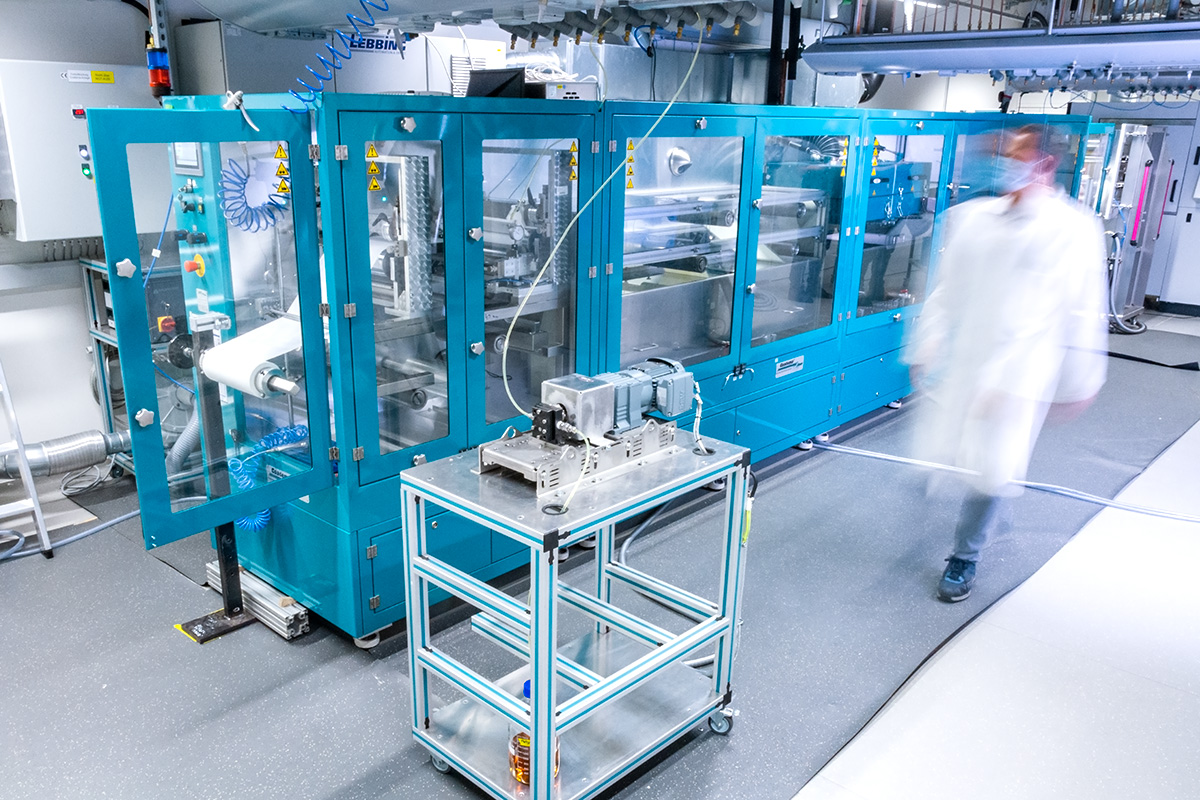 Continuous production of flat membranes
