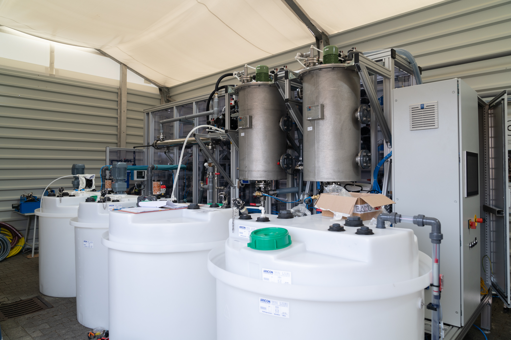 In the AmmoRe pilot plant, ammonium is recovered from the sludge water as an ammonium sulphate solution at the Erbach wastewater treatment plant as part of the RoKKa project.