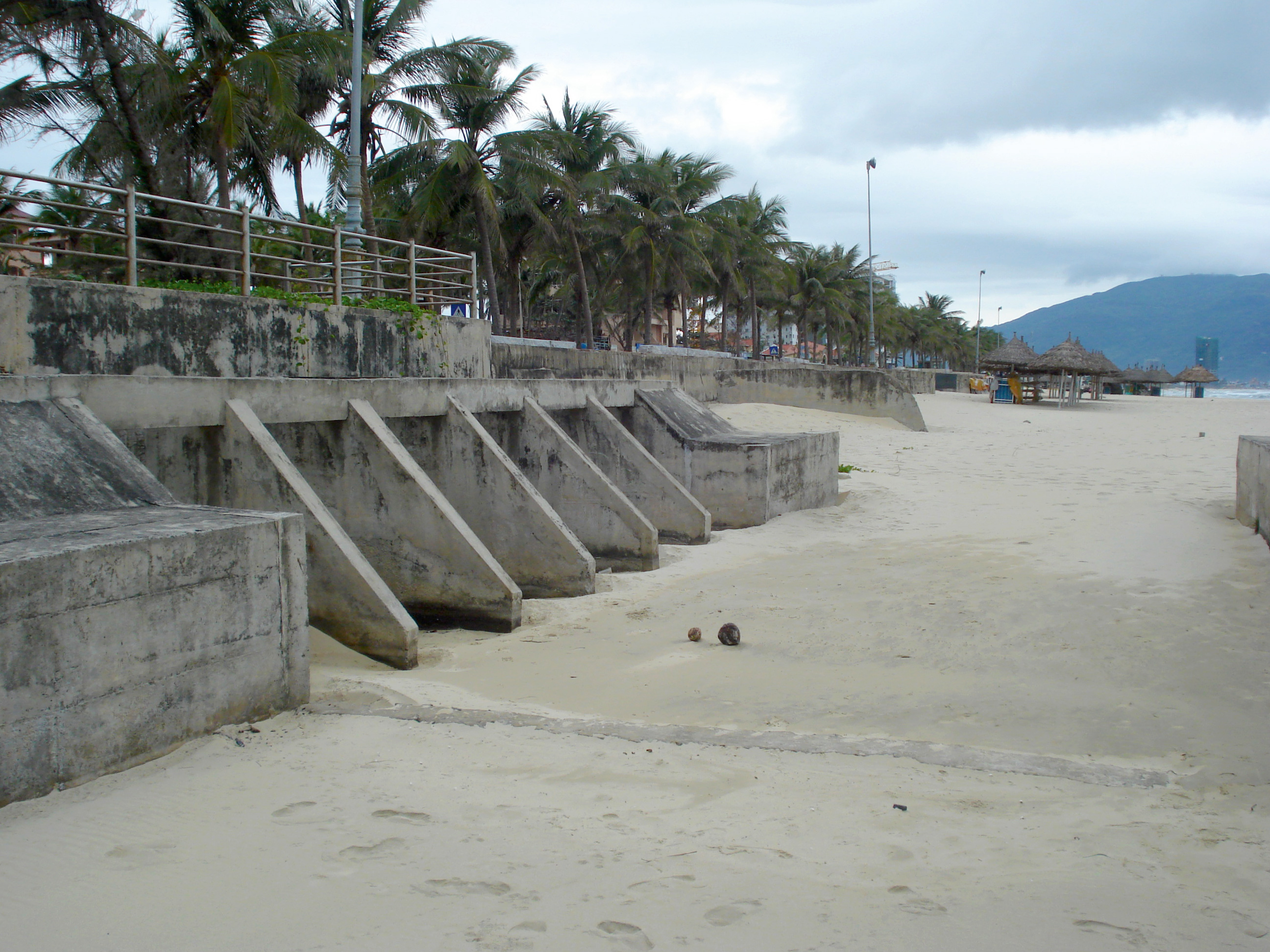 Combined sewer overflow on the beach at Da Nang, Vietnam. en
