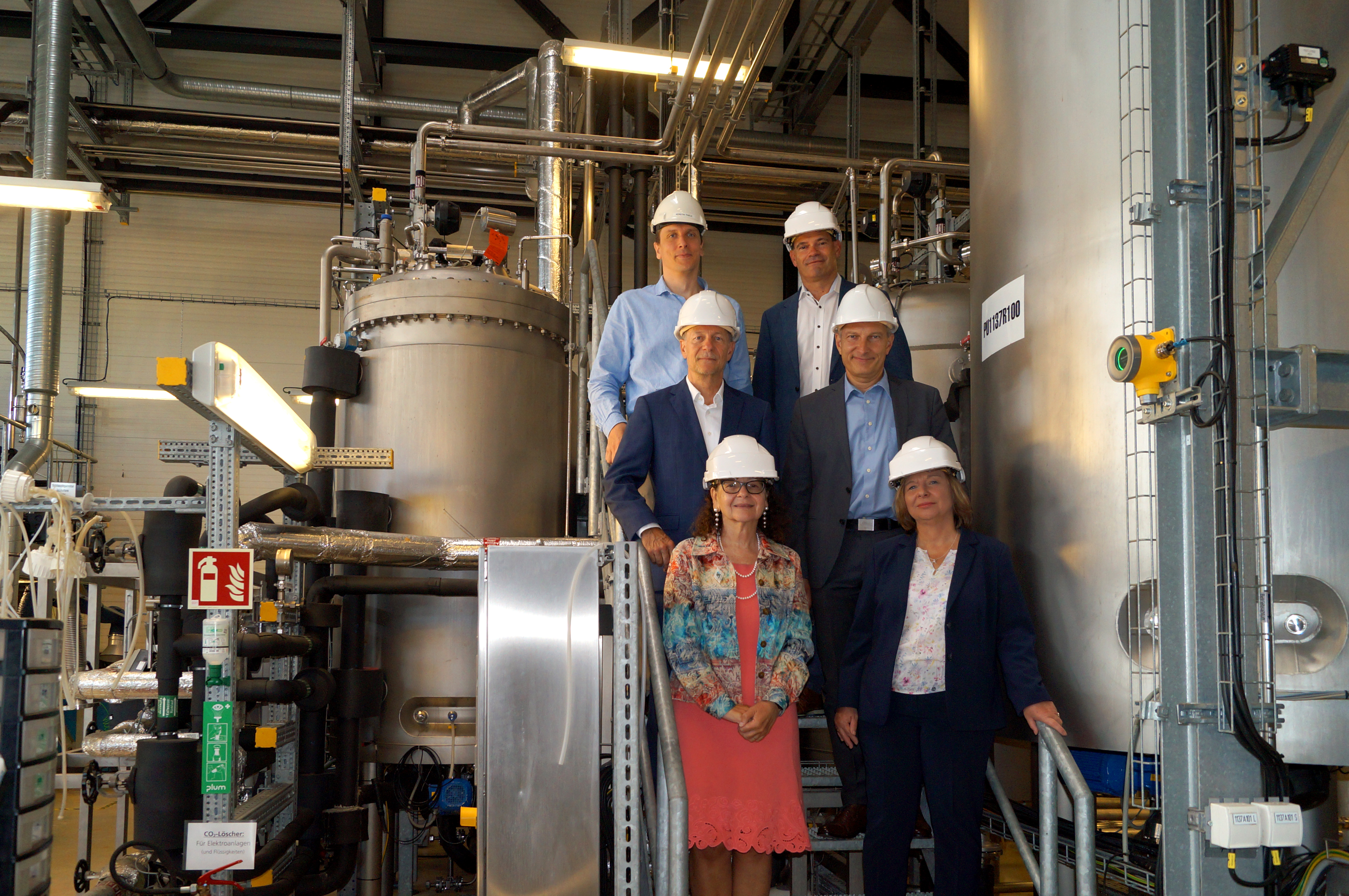 Delegation Launch-Event Fermentation Palmölersatz The CEOs of Mibelle Group and LanzaTech, as well as the director of Fraunhofer IGB, came to Leuna for the launch of fermentation.