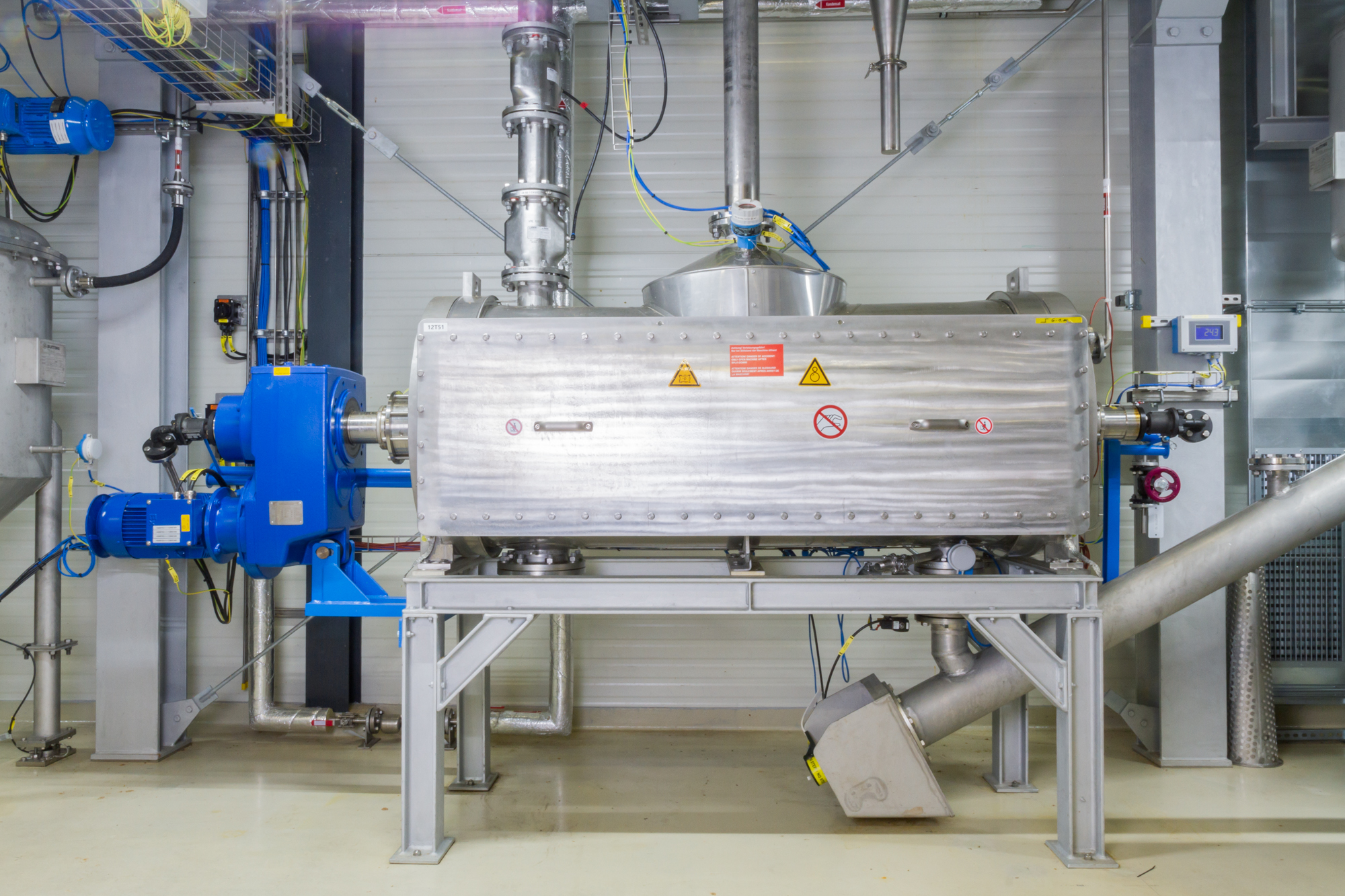 Tube bundle dryer for drying the rapeseed concentrate and ethanol recovery